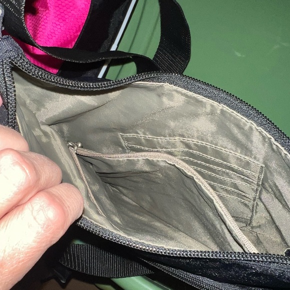 Baggallini Black Nylon Ergonomic Unisex Sling Crossbody Bag Lightweight - Picture 4 of 14